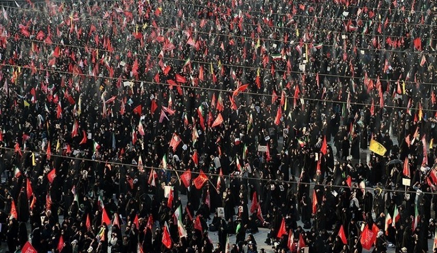 مصلّى طهران يشهد حشوداً كبيرة في اليوم الثاني من مراسم وداع قائد الأمة الشهيد
