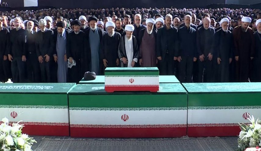 حشود مليونية في طهران تؤدي الصلاة على جثمان القائد الشهيد