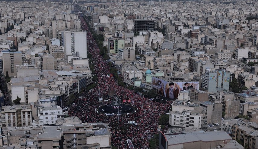 إعلام الاحتلال: شوارع طهران اكتظت بالمشاركين في تشييع ایة الله خامنئي