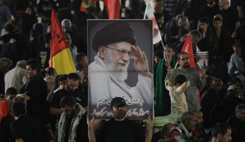 مسجد جمكران بمدينة قم يكتظ بالحشود قبل ساعات من انطلاق مراسم تشييع الإمام الشهيد
