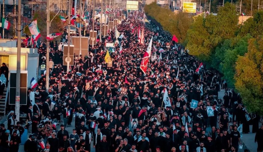 شاهد.. حشود مليونية عراقية تشيّع الإمام الشهيد في النجف الأشرف