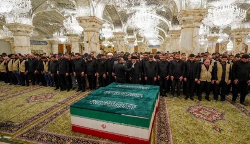 الشيخ عبد المهدي الكربلائي يؤمّ الصلاة على جثمان قائد الأمة الشهيد في مرقد الإمام الحسين (ع)
