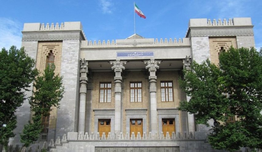 الخارجية الإيرانية تستدعي السفير البريطاني وتسلمه مذكرة احتجاج