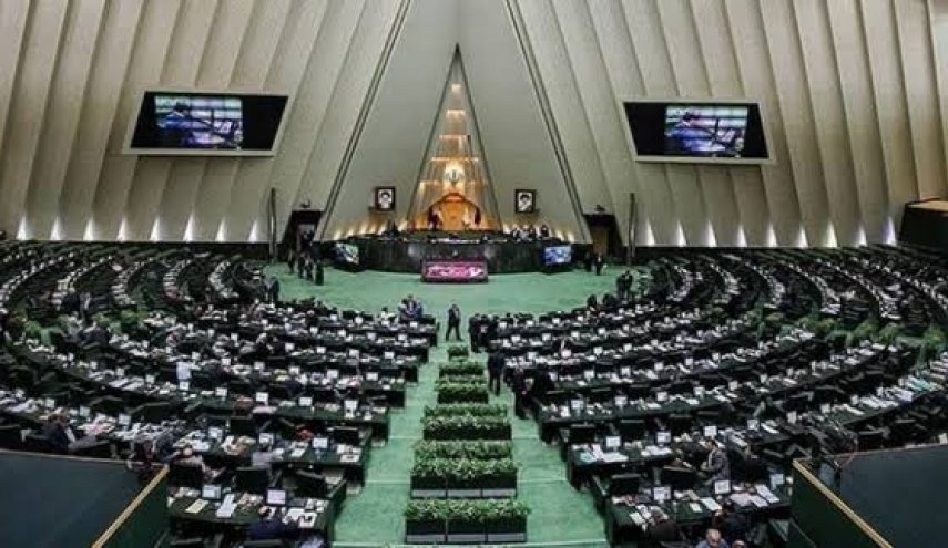 عضو في البرلمان الايراني يحذر دولتين خليجيتين
