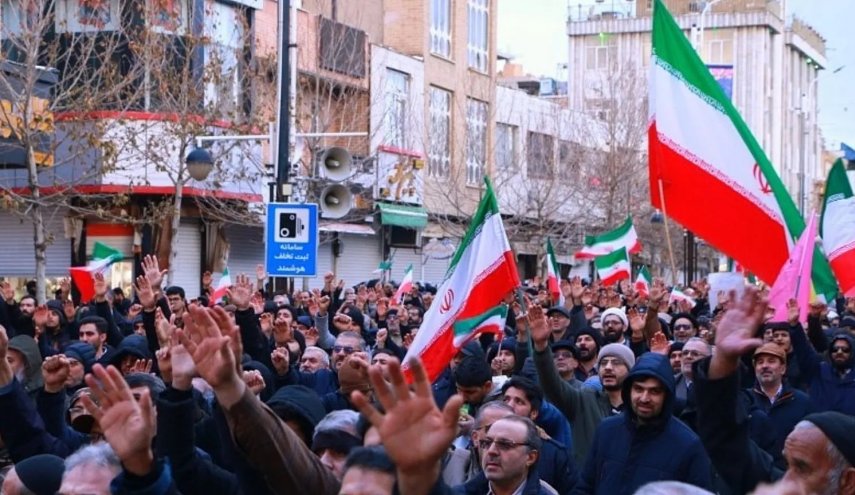تجمعات شعبية في عموم إيران الليلة لإدانة العدوان الأمريكي ودعم القوات المسلحة