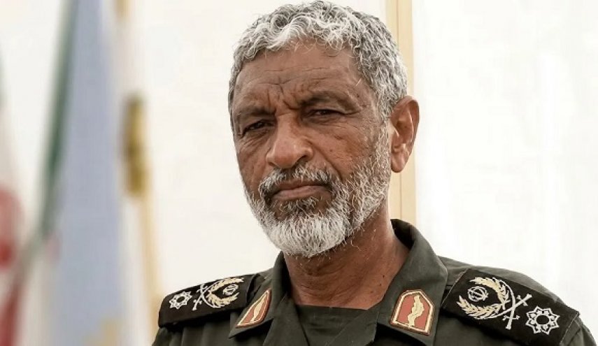دریادار عظمایی: سلاح اصلی ما صبر و جان‌فشانی است