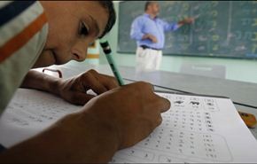 ايران توزع مساعدات مدرسية على الاف الطلبة بغزة