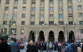 متظاهرون يغلقون ابواب مجمع التحرير وسط القاهرة