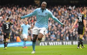 يايا توريه يمدد عقده مع مانشستر سيتي 4 اعوام