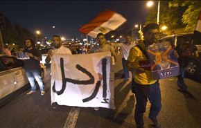 معارضون لمرسي يهاجمون مقر الإخوان في القاهرة