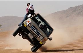 دختران عربستانی و حرکات نمایشی با خودرو + فیلم