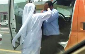 فیلم؛ ضرب و شتم یک هندی به دست شهروند اماراتی