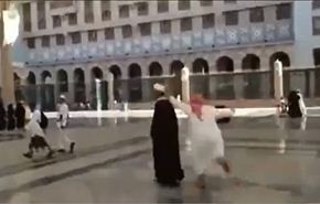بالفيديو.. وهابيون يعتدون على ضيوف الرحمن