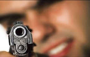 عريس اردني بحفلة زفافه يطلق النار على والده