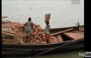 رجل يوازن 24 بلوكة على راسه