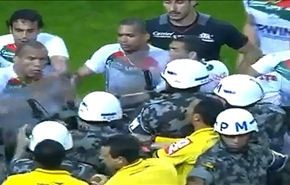 حكم يستدعي قوات مكافحة الشغب عقب احتجاجات على ركلة جزاء