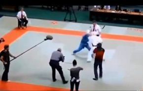بالفيديو.. حكم يفقد اعصابه ويضرب اللاعبين والحكام