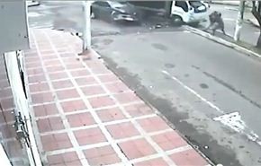 فيديو/ شاحنة تدهس رجل وامرأة كانا يحاولان عبور الطريق