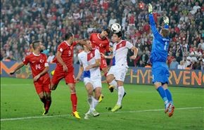هولندا تهدي رومانيا بطاقة الملحق