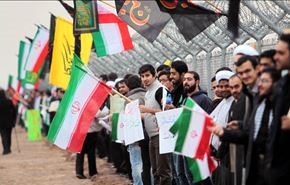 سلسلة بشرية تحيط بموقع فوردو النووي الإيراني
