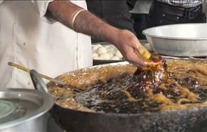 بالفيديو.. طباخ هندي يستخدم يديه لقلي السمك