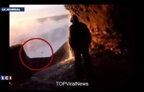 شاهد: موجة عنيفة تخطف رجلا وزوجته