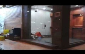 شاهد..سعودي يبيت داخل صراف آلي هربا من البرد بالرياض