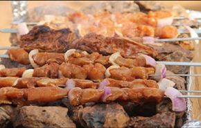 بالفيديو.. حفلة شواء عجيبة بعرس سعودي