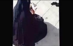 بالفيديو...متسولة تراسل صديقاتها على هاتف حديث