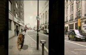 بالفيديو: وحوش ونيازك في موقف الحافلات بلندن