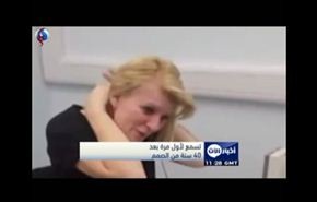 شاهد.. ردة فعل سيدة صماء تسمع لاول مرة بحياتها؟