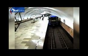 شاهد..تغضب من زوجها فتلقي رضيعها على سكة القطار!