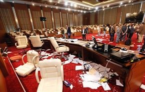 مسلحون يقتحمون البرلمان الليبي ويوقفون عملية التصويت