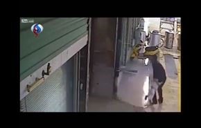 پرتاب کودک دوساله به وسط خیابان+ فیلم