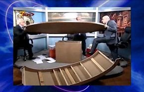 شاهد بالفيديو؛ عراك ضيفيّ برنامج؛ والضحية طاولة الحوار