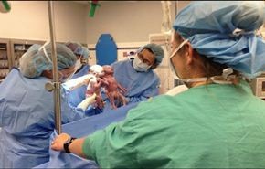تخرج من بطن والدتها ممسكة بيد أختها التوأم ..بالفيديو