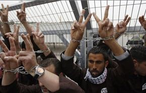 الأسرى الفلسطينيون بسجون الإحتلال يبدأون إضرابا شاملا عن الطعام