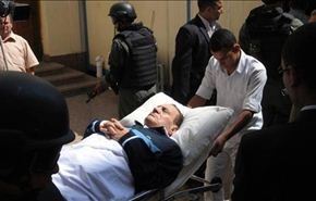 بالفيديو: مبارك يدخل المحكمة باكيا ومرتديا ملابس السجن الزرقاء