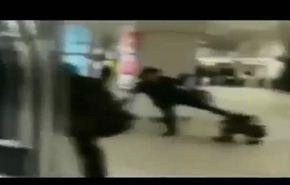 فيديو/مشهد مروّع تقشعر منه الأبدان لأم تركل ابنتها