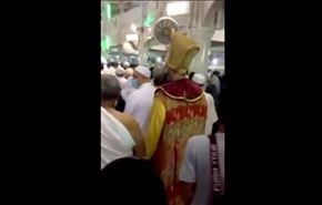 لباس عجیب مردی در مکه + فیلم