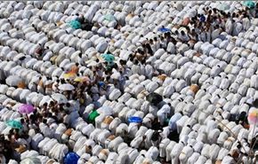 بالصورة/ مبتور القدم يصلي في مكة بساق واحدة