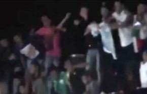 بالفيديو: جماهير الرجاء المغربي تحرق وتمزق العلم الإسرائيلي