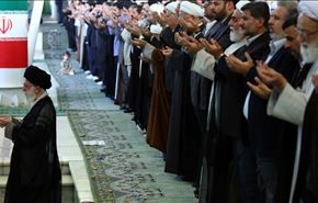 اقامة صلاة عيد الفطر المبارك بامامة قائد الثورة الاسلامية