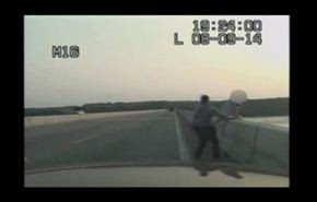 شاهد... شرطي يحبط محاولة انتحار