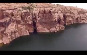ينجو من الموت بأعجوبة قبل القفز من جبل..فيديو