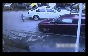 نجاة طفل بعد مرور سيارة فوق رأسه...شاهد