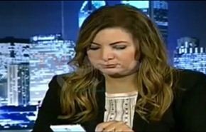 فيديو: مذيعة تتجاهل الجمهور على الهواء لإنشغالها بالهاتف