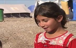 طفلة من مخيم بأربيل.. لا أملك في العيد سوی ملابسي هذه!