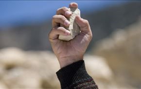 ویدیو؛ داعش زن سوری را سنگسار می‌کند