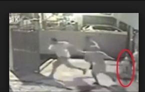 شاهد أب يترك ابنته الصغيرة بعد تعرضه لسطو مسلح!!!